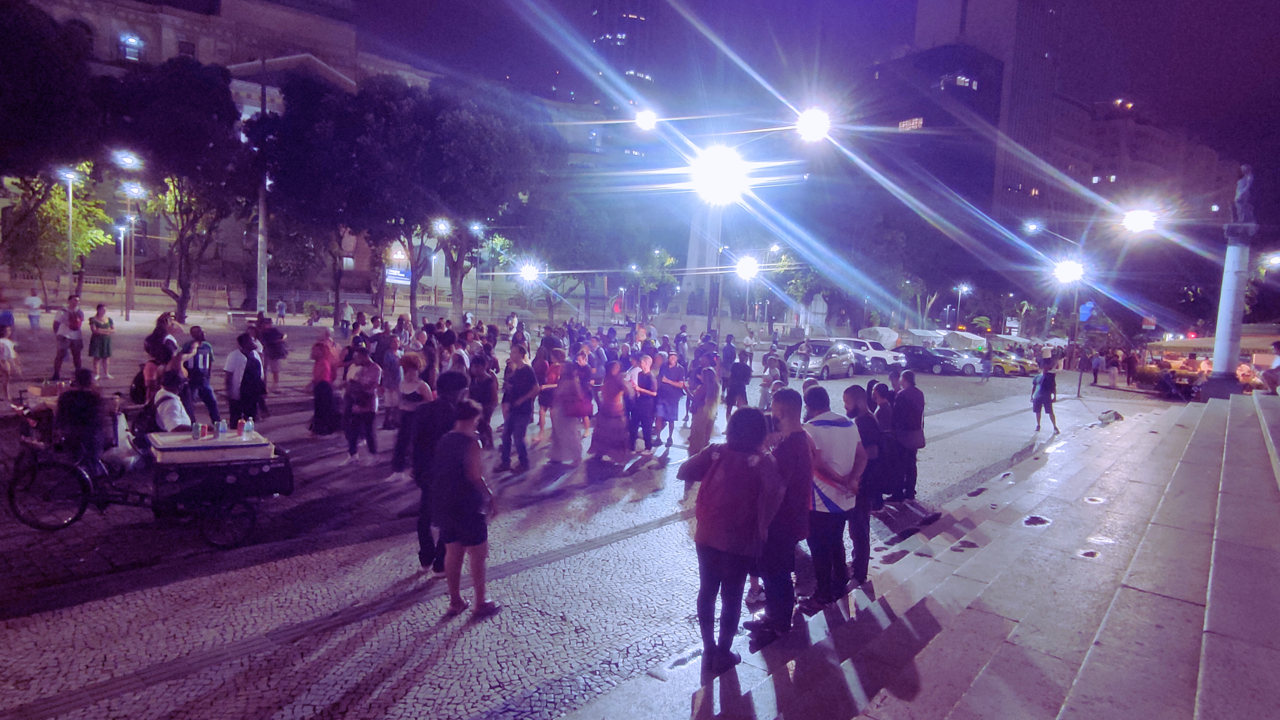 People dancing Charme outdoors in front of Rio de Janeiro’s Municipal Chamber